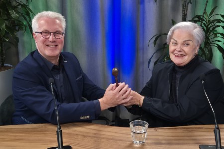 Inge en Erwin 2 hameroverdracht tbv nieuwsberichten.jpg