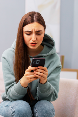 jonge vrouw op smartphone serieus.png