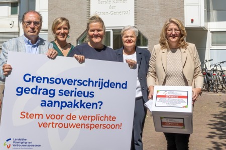 LVV-Bestuur met petitie.jpg
