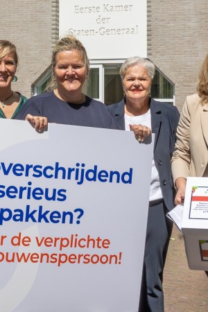 LVV-Bestuur met petitie.jpg